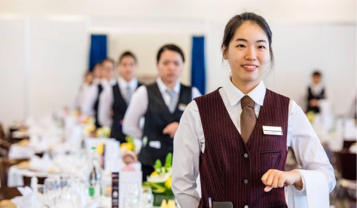Tác động của thực hành quản trị nhân lực và vốn nhân lực đến hiệu suất đổi mới tại khách sạn Moon View Hà Nội