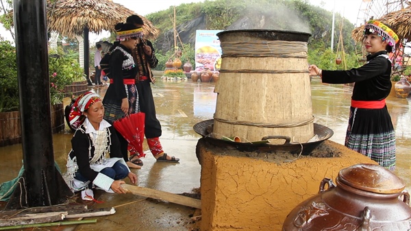 Phát triển sản phẩm du lịch dựa trên bản sắc văn hóa dân tộc thiểu số tại Việt Nam