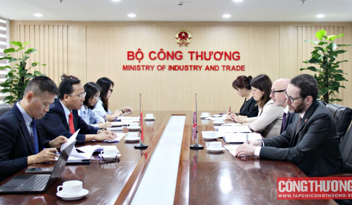 Thứ trưởng Nguyễn Hoàng Long tiếp và làm việc với đặc phái viên thương mại Vương quốc Anh