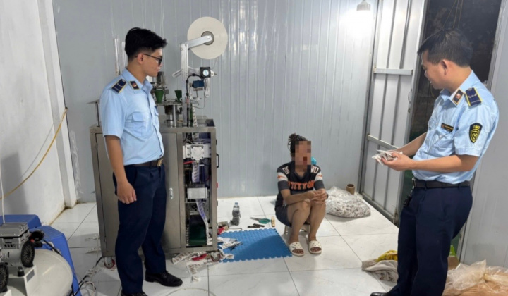 Hà Nội tăng cường giám sát thương mại điện tử, phát hiện cơ sở sản xuất thực phẩm giả quy mô lớn