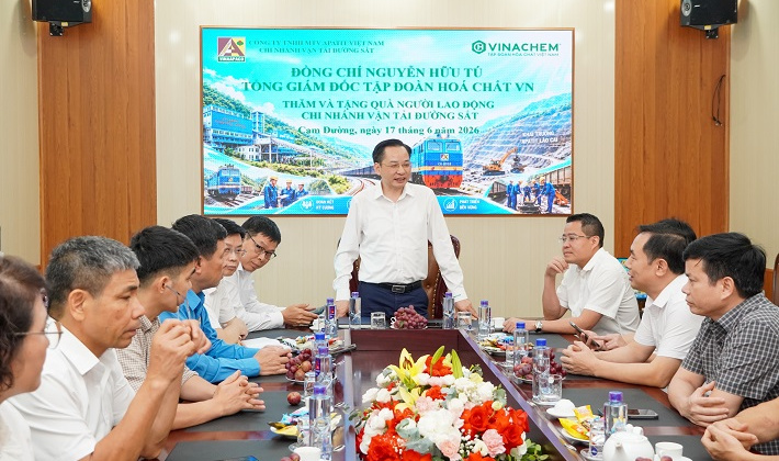 Tổng Giám đốc Vinachem thăm, tặng quà người lao động Chi nhánh Vận tải đường sắt và làm việc với Công ty TNHH MTV Apatit Việt Nam
