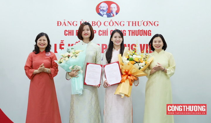 Chi bộ Tạp chí Công Thương kết nạp thêm 2 đảng viên mới
