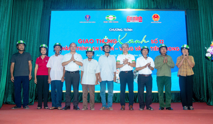 Hơn 6.000 mũ bảo hiểm được trao tặng tại chương trình “Giao thông Xanh”