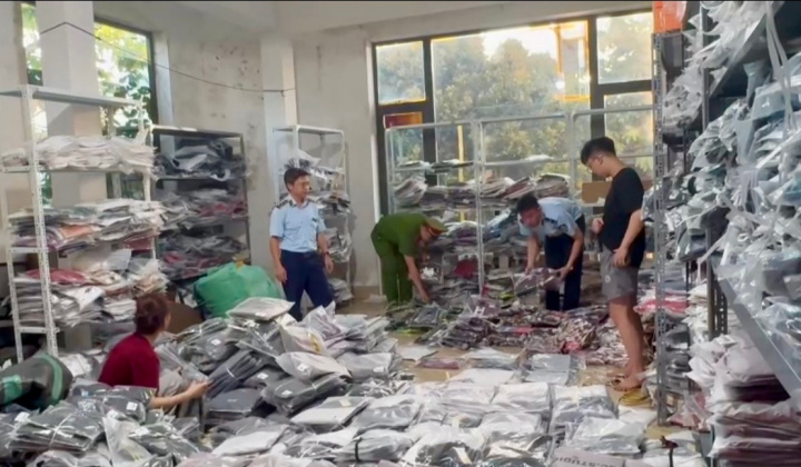 Phát hiện hơn 2.500 sản phẩm quần áo thời trang nghi giả mạo nhãn hiệu tại Ninh Hiệp