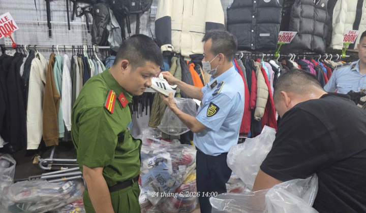 Tạm giữ hơn 2.600 sản phẩm thời trang nghi giả mạo nhãn hiệu nổi tiếng