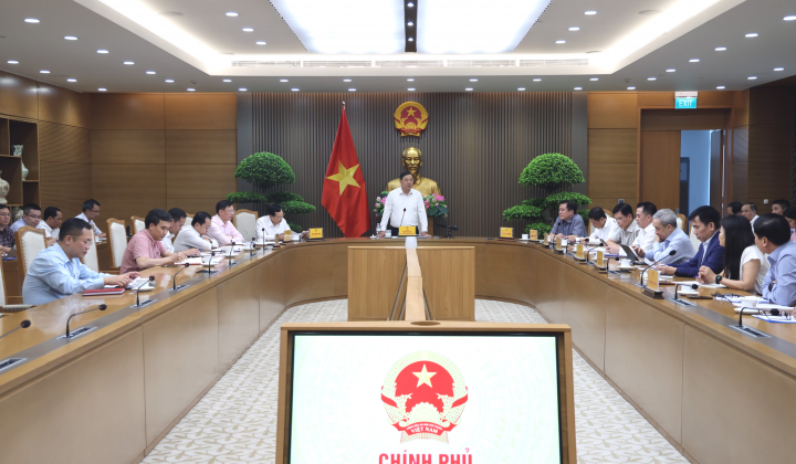 Phó Thủ tướng Thường trực Phạm Gia Túc yêu cầu bảo đảm nguồn cung, chất lượng và quyền lợi người tiêu dùng khi chuyển đổi sang xăng E10