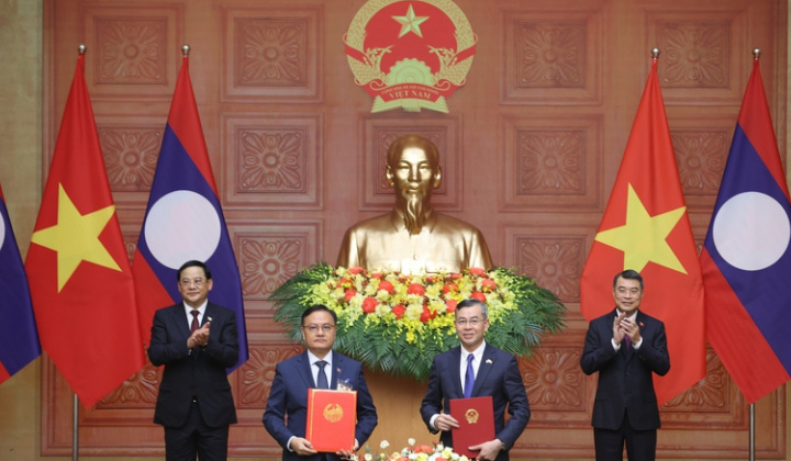 Việt Nam và Lào trao nhiều văn kiện hợp tác quan trọng