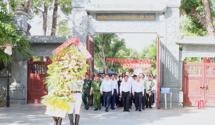 Đồng chí Thường trực Ban Bí thư dâng hương tại Khu di tích quốc gia đặc biệt Kim Liên, Khu di tích lịch sử Ngã ba Đồng Lộc