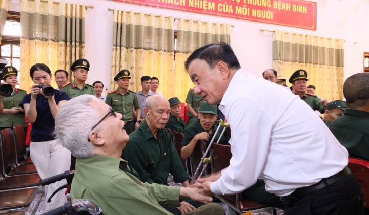 Đồng chí Thường trực Ban Bí thư Trần Cẩm Tú thăm, tặng quà tại Trung tâm điều dưỡng thương binh Nghệ An