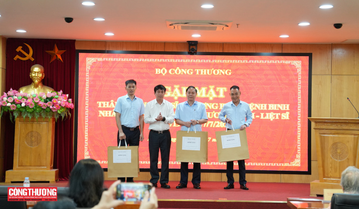 Bộ Công Thương gặp mặt Bà mẹ Việt Nam Anh hùng và thân nhân gia đình thương binh, liệt sĩ nhân kỷ niệm 79 năm Ngày Thương binh - Liệt sĩ