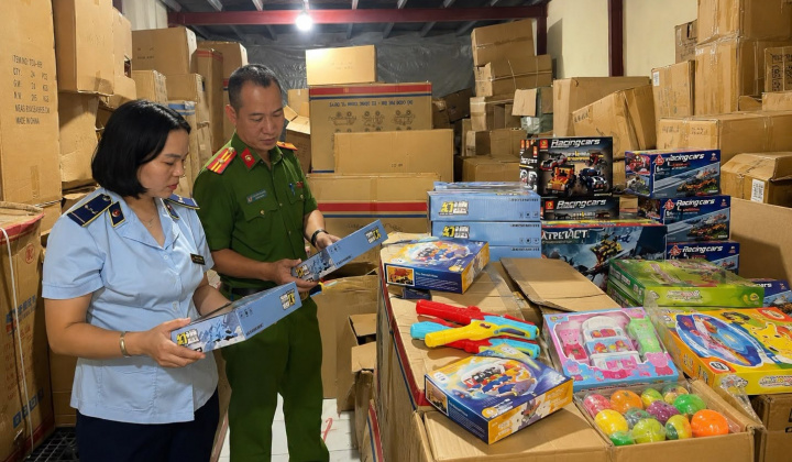 Đội Quản lý thị trường số 11 phối hợp xử lý nhiều vụ vi phạm trong hoạt động kinh doanh