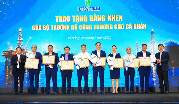 Bộ Công Thương khen thưởng PVNDB về thành tích bảo đảm nguồn cung xăng dầu
