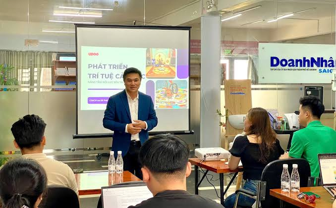 Tác động của trí tuệ cảm xúc đến hiệu quả công việc của nhân viên tuyến đầu thông qua vai trò trung gian của sự cân bằng giữa công việc và cuộc sống
