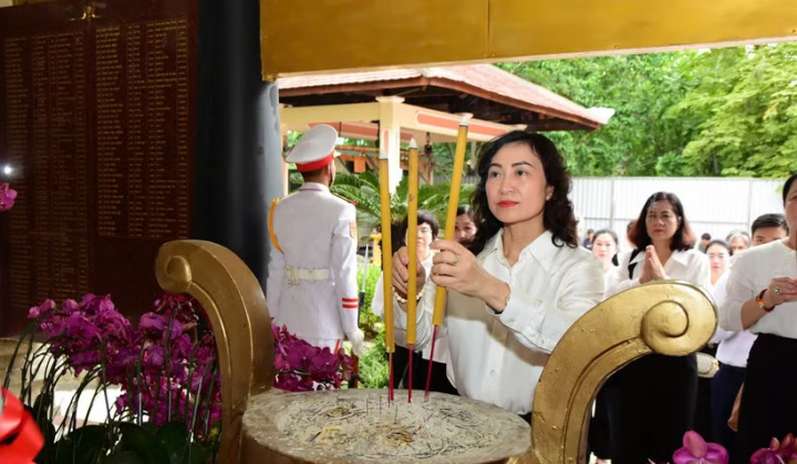 Thứ trưởng Phan Thị Thắng thăm, động viên lực lượng tìm kiếm hài cốt liệt sĩ tại Công viên Lê Thị Riêng