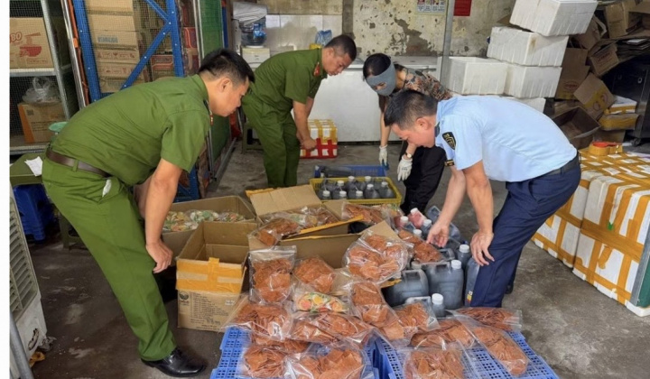 Cơ sở ở Tây Mỗ bày bán thực phẩm không nhãn mác, không rõ nguồn gốc