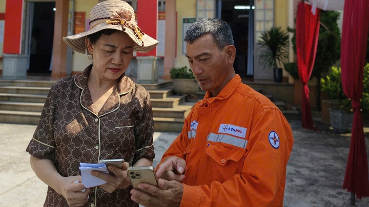 Điện lực Quảng Ninh đẩy mạnh hướng dẫn người dân sử dụng App EVN CSKH