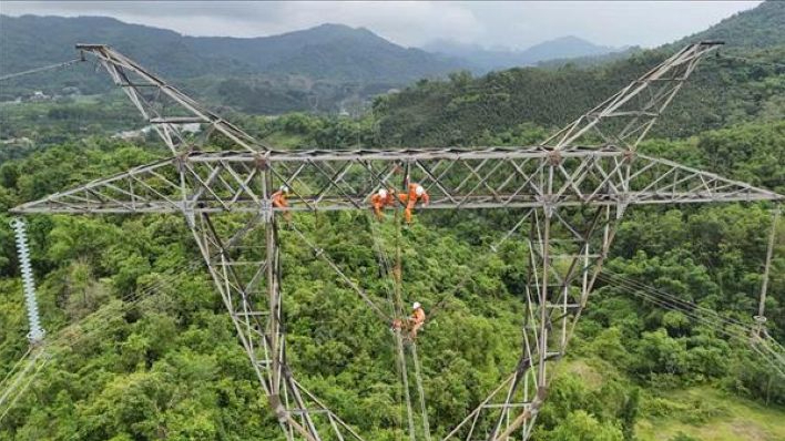 Bút ký - Những người đi dọc đường dây