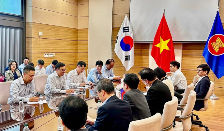 Bộ trưởng Bộ Công Thương Lê Mạnh Hùng thăm và làm việc với Đại sứ quán Việt Nam tại Hàn Quốc