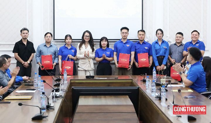 Đoàn Thanh niên Bộ Công Thương trao quà tri ân cán bộ Đoàn chủ chốt