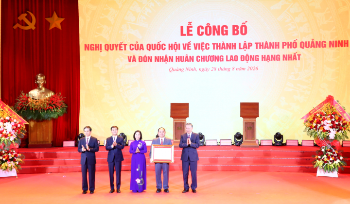 Tổng Bí thư, Chủ tịch nước trao Nghị quyết của Quốc hội về thành lập thành phố Quảng Ninh
