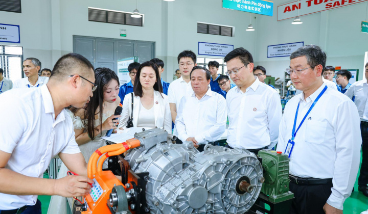 UNETI khai trương xưởng thực hành đào tạo ngành ô tô năng lượng mới: Tăng cường hợp tác quốc tế, gắn đào tạo với thực tiễn
