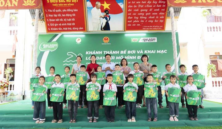 Nestlé Việt Nam đồng hành thúc đẩy dạy bơi an toàn cho học sinh tại Bắc Ninh