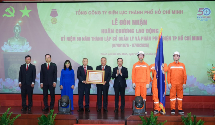 EVNHCMC vinh dự nhận Huân chương Lao động hạng Ba