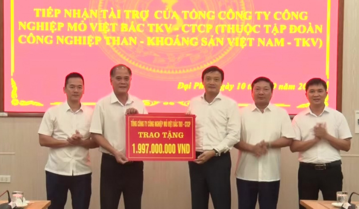 Tổng công ty Công nghiệp mỏ Việt Bắc trao gần 2 tỷ đồng thiết bị cho xã Đại Phúc
