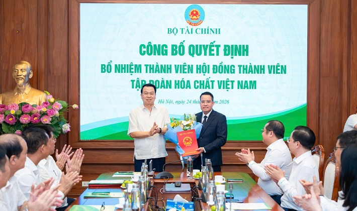 Ông Nguyễn Văn Đông nhận quyết định bổ nhiệm Thành viên HĐTV Vinachem