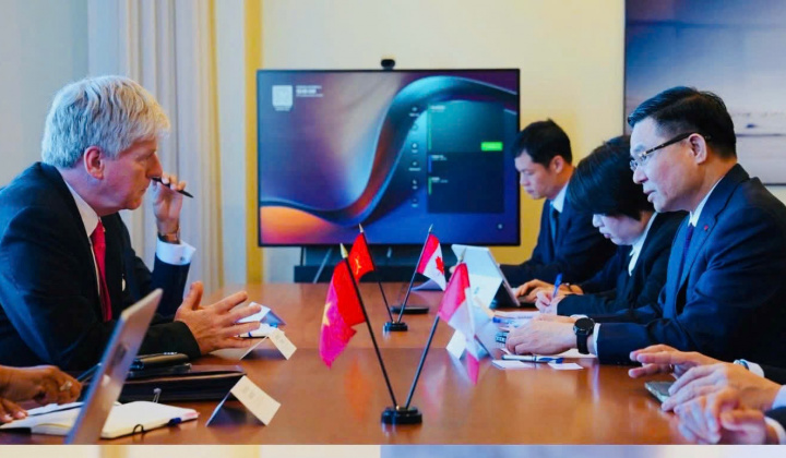 Bộ trưởng Lê Mạnh Hùng làm việc với Bộ trưởng Năng lượng và Tài nguyên thiên nhiên Canada Tim Hodgson