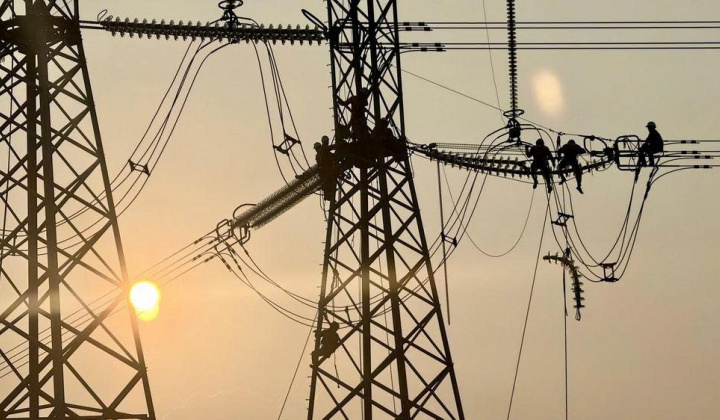 Thay cách điện 84 vị trí trên đường dây truyền tải điện 500kV Nho Quan - Thường Tín