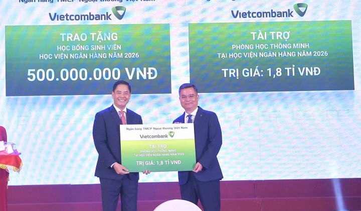 Vietcombank đồng hành và trao tặng 2,3 tỷ đồng cho Học viện Ngân hàng