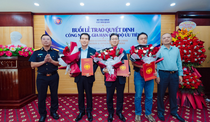 Cục Hải quan trao quyết định công nhận, gia hạn áp dụng cho 7 doanh nghiệp ưu tiên