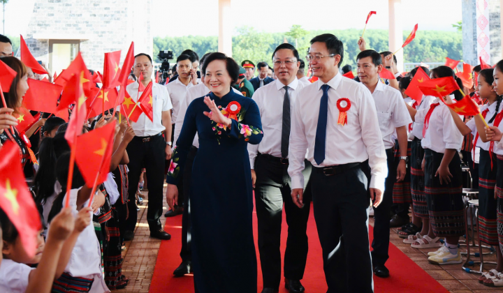 Phó Thủ tướng Phạm Thị Thanh Trà dự lễ khai giảng, khánh thành Trường Phổ thông nội trú A Lưới 3, TP. Huế