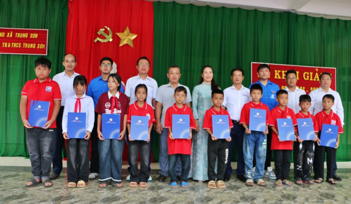 Thủy điện Trung Sơn trao hỗ trợ học sinh có hoàn cảnh khó khăn tại xã Trung Sơn nhân dịp khai giảng năm học mới