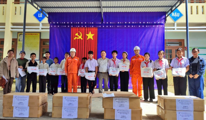 Trước thềm năm học mới: Thủy điện A Vương tiếp sức đến trường tại vùng cao xã Bến Hiên