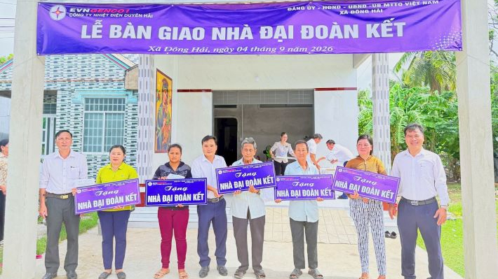 Tổng công ty Phát điện 1 bàn giao 05 căn Nhà Đại đoàn kết tại xã Đông Hải, tỉnh Vĩnh Long