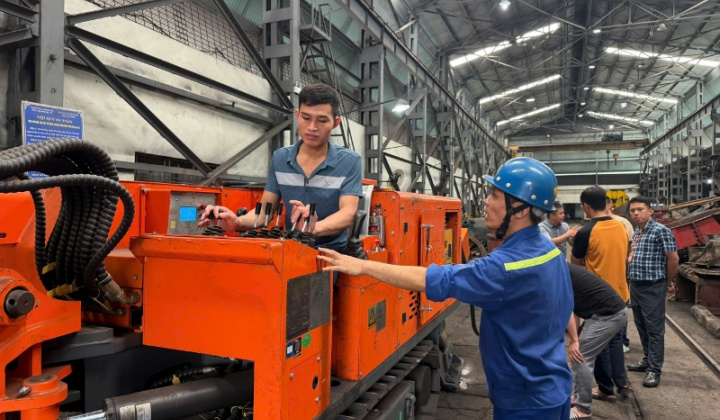 Than Thống Nhất: Nâng cao kỹ năng vận hành máy đào lò EBH45 và cầu chuyển tải mã hiệu DZQ80/35/22