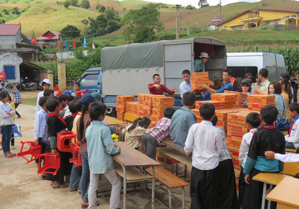 Đoàn thanh niên Tạp chí Công Thương đến thăm và tặng quà cho học sinh trường PTDT bán trú THCS Lóng Sập (Mộc Châu – Sơn La)