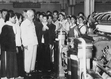 Bác Hồ và công nhân ngành dệt may