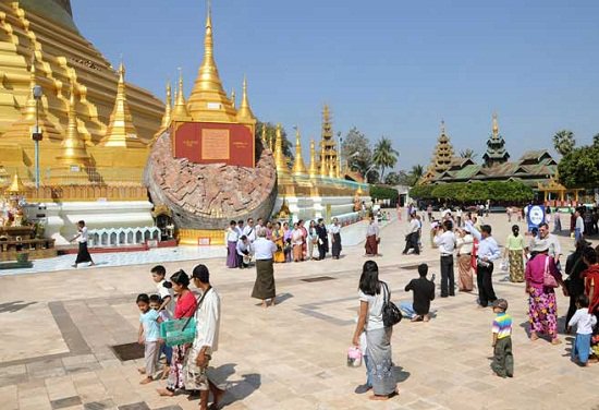 Không nên xem thường chuyện trang phục của du khách