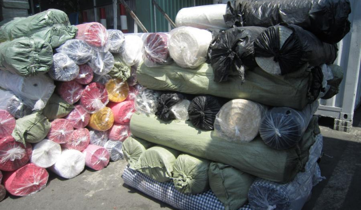 Tạm giữ trên 60.000 mét vải nhập lậu