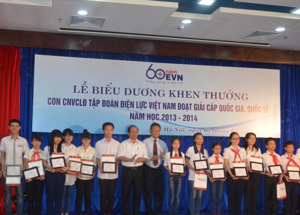 EVN biểu dương khen thưởng các cháu học sinh năm học 2013 - 2014
