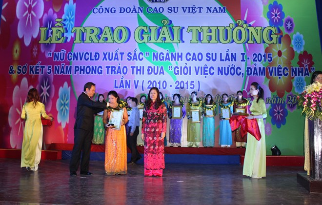 Trao thưởng cho 105 nữ công nhân xuất sắc trong ngành Cao su