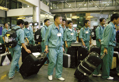 Gần 10.000 lao động Việt Nam đi làm việc ở nước ngoài