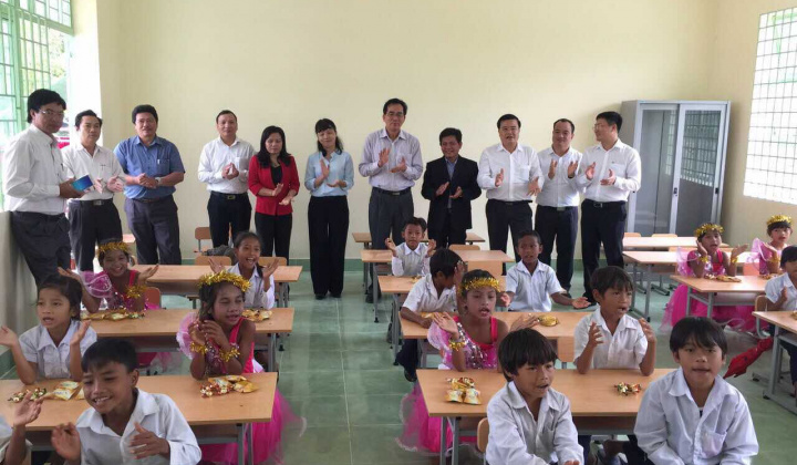 Vinataba mang niềm vui đón Xuân cho trẻ em trường dân tộc vùng sâu, vùng xa