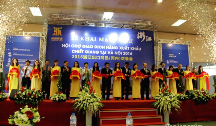 Opening the 2016 Zhejiang Export Fair in Hanoi