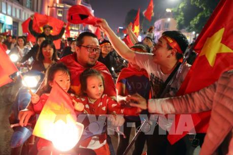 Bán đồ cổ vũ "hốt bạc" triệu sau khi U23 Việt Nam vào chung kết