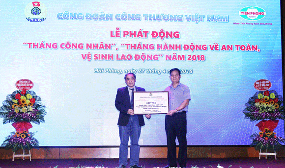 Thép – Xăng: “Yêu nhau" 