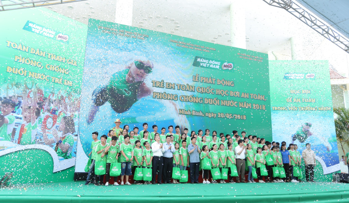 Tại Ninh Bình: 3.500 em học sinh tham gia Chương trình bơi an toàn